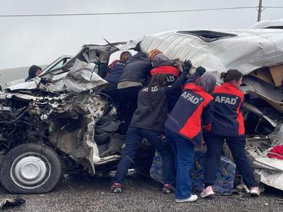 Sivas’ta servis aracı ile tır çarpıştı: Çok sayıda ölü ve yaralı var