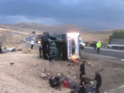 Sivas’ta yolcu otobüsü devrildi: Çok sayıda ölü ve yaralı var