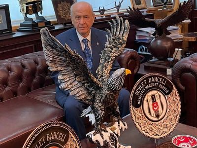 Siyah Beyazlı Takım Camiasından Devlet Bahçeli'ye İmzalı Beşiktaş Forması!