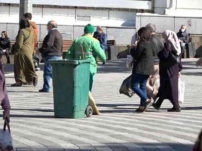 Sokakları Temizlerken Süpürgesine Takıldı: İçinden 650 Bin TL Çıktı