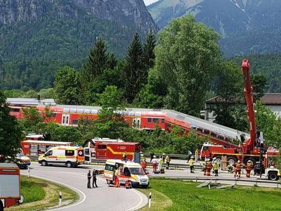 Son Dakika: Almanya'da tren raydan çıktı! Ölü ve yaralılar var!