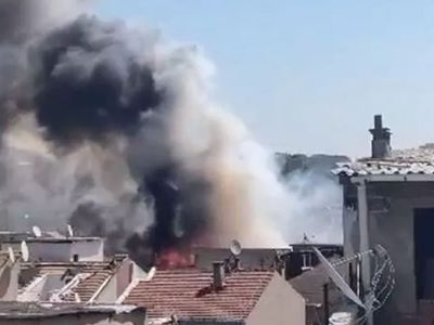 Son dakika: Bağcılar'da 5 katlı bir binanın çatısında yangın çıktı!