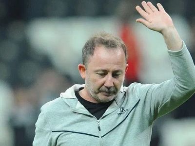 Son Dakika: Beşiktaş Taraftarı Sergen Yalçın'ın Evinin Önünde Toplandı