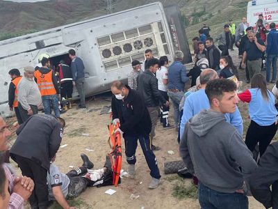 Son dakika: Çankırı Eldivan Yolu'nda fabrika işçilerini taşıyan otobüs devrildi! Çok sayıda yaralı var