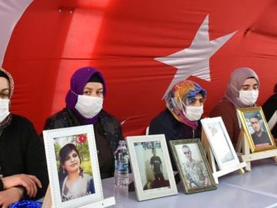 Son Dakika! Diyarbakır Annelerinin Oturma Eylemine Bir Acılı Aile Daha Katıldı