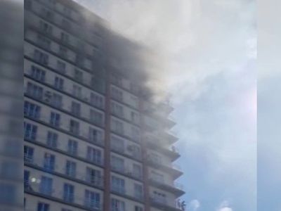 Son dakika Esenyurt'ta bir rezidansta yangın çıktı çok sayıda itfaiye ekibi olay yerine gitti