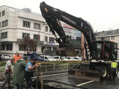 Son dakika: Eyüpsultan’da sağanak yağış sebebiyle yol çöktü! İETT otobüsü çukura düştü