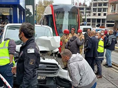 Son Dakika: İstanbul Zeytinburnu'nda Tramvay İle Araç Çarpıştı! Seferler Aksadı