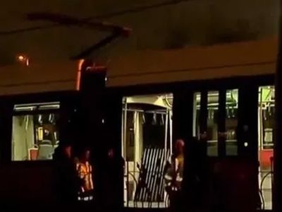 Son Dakika! İstanbul'da iki tramvay kafa kafaya çarpıştı