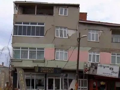 Son Dakika: İstanbul’da korkutan bina çöküntüsü!