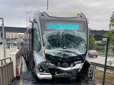 Son Dakika: Kadıköy’de metrobüs kazası! Olay yerine çok sayıda sağlık ekibi gönderildi