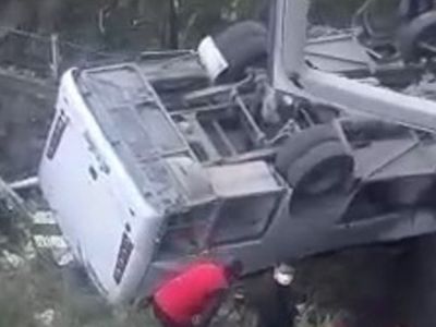 Son Dakika! Kocaeli'nde Feci Kaza, Öğrenci Servisi Dereye Uçtu!