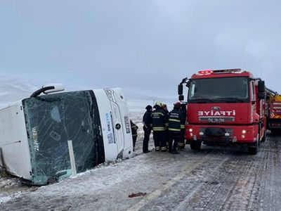 Son dakika! Konya'da işçileri taşıyan 2 servis çarpıştı: 11 kişi yaralandı