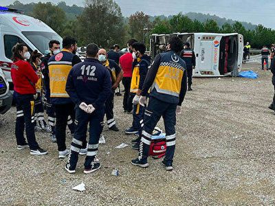 Son Dakika:  MHP Toplantısına Giden Yolcu Otobüsü Devrildi!