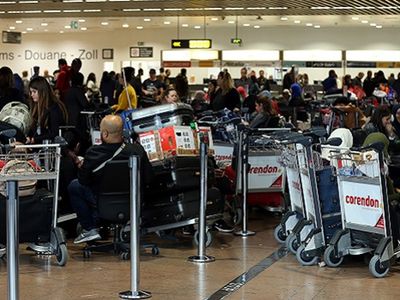 Son Dakika! Paris Havalimanlarında Grev Yapan Çalışanlar Charles de Gaulle Havalimanı'nda Terminal Kapattı