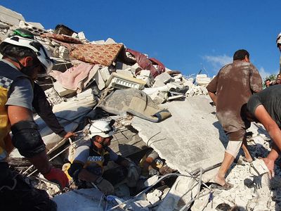 Son Dakika! Rusya, Suriye'nin İdlib kentinin batısına hava saldırısı düzenledi! 5'i çocuk 7 sivil öldü, 13 sivil yaralandı!