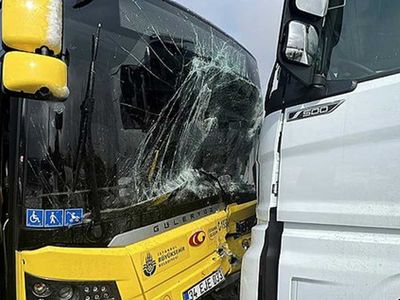 Sancaktepe'de korkunç kaza: İETT otobüsü ile Tır çarpıştı!