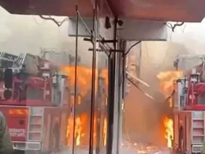 Son dakika! Sarıyer'de korkutan yangın: Alevler itfaiye aracına bile sıçradı