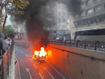 Son Dakika! Şişli'de Nedeni Bilinmeyen Bir Sebepten Ötürü Öğrenci Servisi Alev Aldı