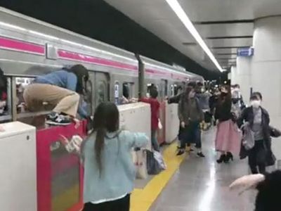 Son Dakika! Tokyo'da Bıçaklı Saldırgan Treni Yaktı!