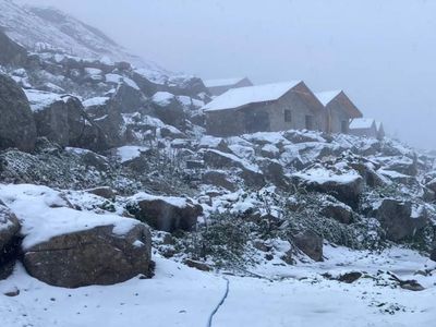 Sonbahar gelmeden kış geldi: Vatandaşlar bembeyaz bir manzaraya uyandı