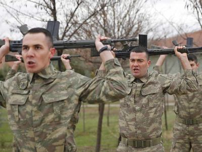 Sözleşmeli er 3 yıl sonunda uzman olabilir mi? Uzman asker yaş sınırı kaçtır?