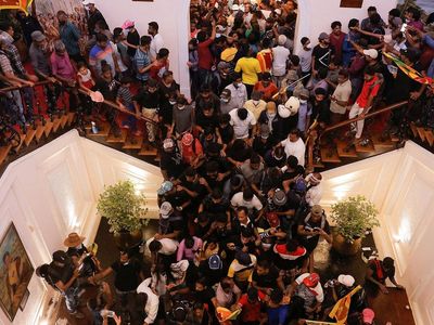 Sri Lanka karıştı: Cumhurbaşkanı’nın sarayını basıp alem yaptılar!