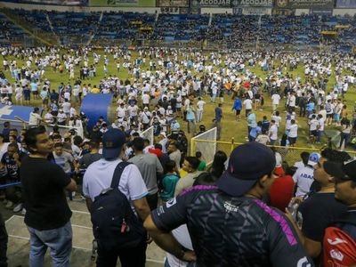 Stadyum girişinde büyük izdiham: En az 9 kişi hayatını kaybetti