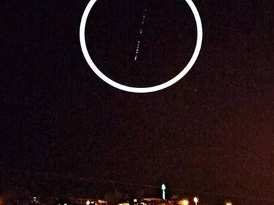 Starlink uyduları İstanbul’dan geçti! Vatandaşlar gökyüzünü çekmek için telefonlarına koştu