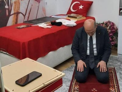 Süleyman Soylu Şehidin Seccadesinde Namaz Kıldı