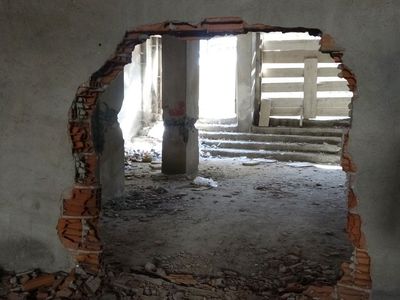 Sultangazi’de 150 Kişinin Yaşadığı Binanın Kolanlarını Keserken Yakalandılar!