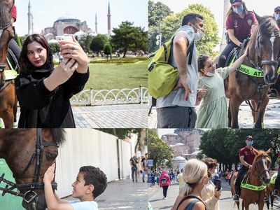 Sultanahmet Meydanı'nda Atlı Polislerden Devriye Turistlerin İlgi Odağı Oldu