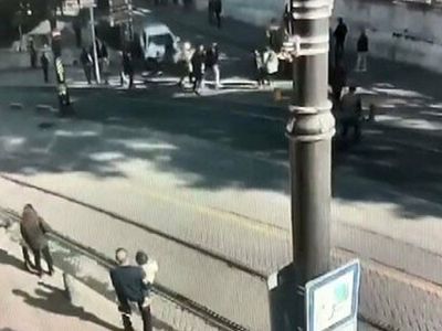 Sultanahmet'te Bir Şahıs Kavga Ettiği Kişilerin Üzerine Otomobil Sürdü