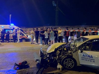 Sultanbeyli'de Minibüs ve Otomobil Çarpıştı: 10 Yaralı