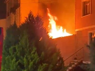 Sultanbeyli'deki ev alev alev yandı: Elektrik kaçağına sebep olan yangın herkesi korkuttu