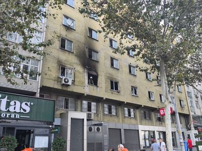 Sultangazi'de İş Merkezinde Yangın