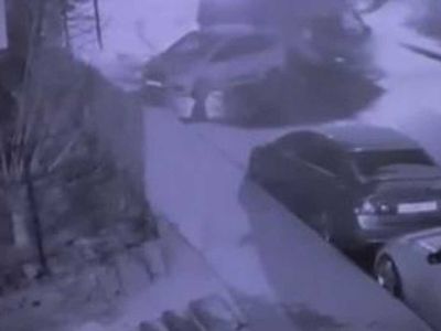 Sultangazi'de şaşkına uğratan kaza: Buz tutan yolda üç kaza üst üste gerçekleşti