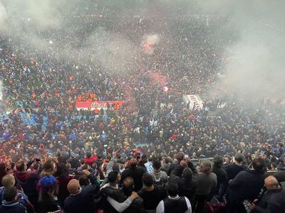 Süper Lig’de Şampiyon Trabzonspor oldu! Taraftarlar sahayı görünmez kıldı