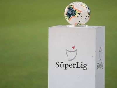 Süper Lig’de zirve savaşı kızıştı: Yeni lider Galatasaray oldu! İşte 25. hafta sonunda oluşan puan durumu