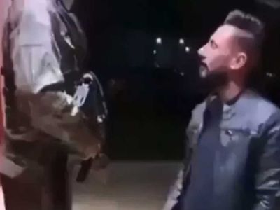 Suriyeli göçmenin yaptıkları sosyal medyada büyük tepki topladı: Şehit Ömer Halisdemir'in heykeliyle dalga geçti!
