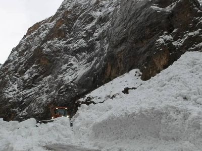 Sürücüler dikkat: Hakkari-Çukurca kara yolu çığ nedeniyle kapatıldı