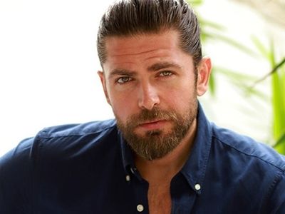 Survivor All Star'a veda eden Mert Öcal'ın adada aşk yaşadığı sevgilisi Sude Burcu'yu öptüğü görüntüleri sosyal medyada olay oldu