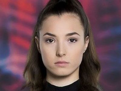 Survivor All Star'ın başarılı yarışmacısı Sude Burcu'nun annesinin iş yerine saldırılıp yarışmacının fotoğrafları yırtıldı