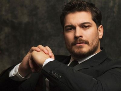 Süslü Korkuluk Dizisiyle Ekranlara Gelecek Olan Çağatay Ulusoy’un Partneri Belli Oldu!