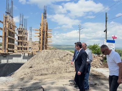 Susuz'da kamu yatırımları hızlanıyor: Kaymakam Öztürk hastane ve okul inşaatını inceledi