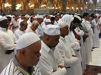 Suudi Arabistan'da Yetkililer Teravih Namazını Yarıya İndirdi