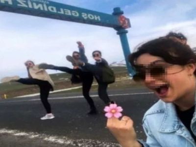 Tabela önünde fotoğraf çekinen öğretmenler kim ne ceza aldılar?