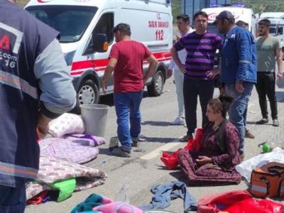 TAG Otoyolunda mevsimlik işçileri taşıyan kamyonet devrildi: 8’i ağır 15 yaralı!