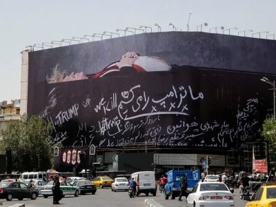 Tahran'dan Trump' a meydanlarda pankartlı mesaj