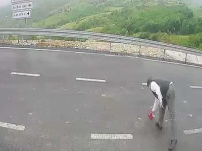 Takdir toplayan hareket! Yerde Türk bayrağını görünce dayanamadı: Otobüsü durdurup yerden aldı